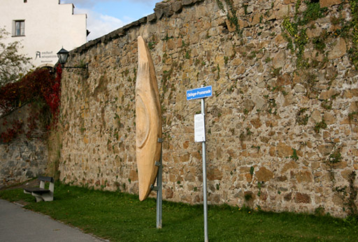 Ein Holzkanu. Meinrad Mayrhofer hat's geschnitzt.